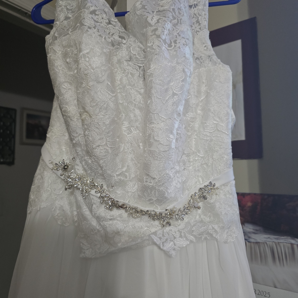 Brand New David's Bridal White Lace Gown Was $2300 New. Didnt Get Married